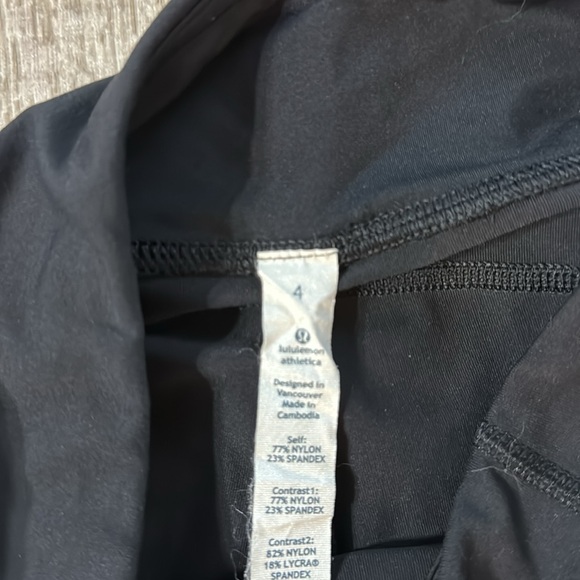 Lululemon low waist crop with zipper pocket size 4 - Picture 2 of 3